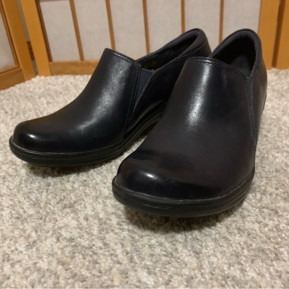 Clark’s navy slip resistant slip-ons, size 6.5. - Picture 4 of 11